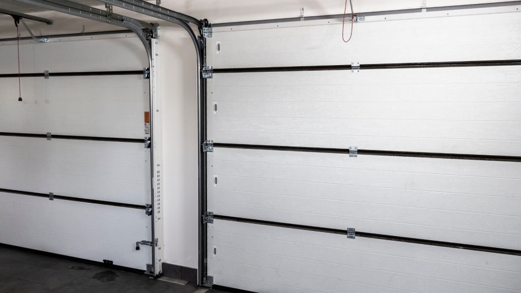 Garage doors with reinforcement struts